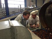 Geschäftsführer Christian Franz und Bäcker- und Konditormeister Bruno Willi freuen sich über das neue Bio-Magenbrot. (Bild: PD)