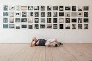 Herbert Weber inszeniert sich gern in seinen Fotografien – oder davor, wie in seiner aktuellen Ausstellung bei Widmertheodoridis. (Bild: Reto Martin)