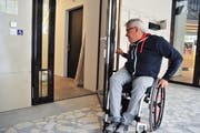 Markus Böni ist auf dem Rückweg in die Tiefgarage. Die schwere Brandschutztür ist nur mit grosser Anstrengung zu öffnen. (Bild: Olaf Kühne)