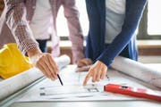 Männer und Frauen erledigen bisweilen dieselbe Arbeit, erhalten aber einen unterschiedlichen Lohn. (Symbolbild: Getty)
