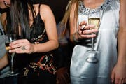 Künftig soll in Schwyz auch in Bars und Restaurants länger gefeiert werden. (Bild: Symbolbild: Martin Ruetschi/Keystone)