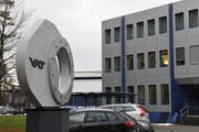 Die VAT führt wegen einer vorübergehenden Abschwächung auf einigen Absatzmärkten für rund 400 Produktionsmitarbeiter in Haag Kurzarbeit ein. (Bild: Heini Schwendener)