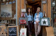 Antonia Kiser (links) und Ursi van Muyden vor ihrem Laden. (Bild: Corinne Glanzmann (Engelberg, 10. Oktober 2018))