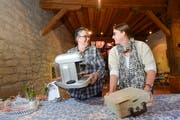 Sie räumen das Café um: Carmen Wehner, Praktikantin von der Stiftung Zukunft, und Museumsleiterin Ursula Steinhauser. (Bild: Donato Caspari)