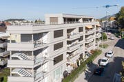 Dank Holzbauweise verfügt das Mehrfamilienhaus über fünf statt zwei Stockwerke (Bild: Ralph Ribi).
