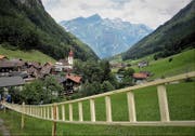 Die Weltrekordleiter der Via Urschweiz ziert seit dem 8. Juli 2018 den Dorfaufgang beim Schulhaus Isenthal. (Bild: PD)
