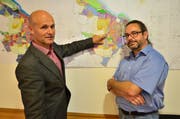 Müssen sich noch ein wenig länger gedulden: Stadtpräsident Andreas Balg und Stadtplaner Thomas Wiegand an der Präsentation der Ortsplanungsrevision im Herbst 2017. (Bild: Max Eichenberger)