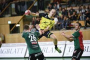 St. Otmars Nicolas Reamy im Zweikampf mit zwei Thunern. (Bild: Ralph Ribi)