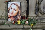 Ein Foto von Viktoria Marinova an einer Gedenkstätte in der Stadt Russe, wo die junge Journalistin umgebracht wurde. (Bild: Filip Dvorski/AP ;9. Oktober 2018)