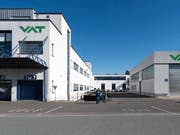 Die VAT Gruppe führt an ihrem Hauptsitz in Haag für rund 400 Mitarbeitende Kurzarbeit ein. (Bild: KEYSTONE/GIAN EHRENZELLER)