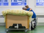 Der Bundesrat will mehr und besser qualifizierte Gesundheitsfachleute ausbilden. Mit einem neuen Gesetz sollen Ausbildungen attraktiver und sichergestellt werden, dass in der Schweiz in Zukunft ausreichend gut qualifizierte Gesundheitsfachleute zur Verfügung stehen. (Bild: Keystone/ALEXANDRA WEY)