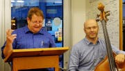 Die «Gredi üüfe»-Lesetour mit Hanspeter Müller-Drossaart startet in Isenthal (Bild: PD)