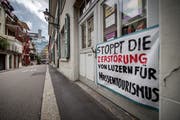Ein Transparent zeigt den Unmut der Anwohner. (Bild: Pius Amrein (Luzern, 13. Juli 2017)