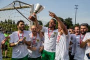 SC Kriens-Mittelfeldspieler Marco Mangold (mit dem Pokal) und seine Teamkollegen feiern nach dem letzten Saisonspiel den Aufstieg in die Challenge League (Bild: Luzerner Zeitung (Emmenbrücke, 26. Mai 2018))