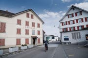 Der «Freihof» wird saniert, die Pflastersteine auf der Strasse verschwinden. (Bild: Ralph Ribi (27. März 2018))