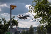 Ein FA-18 im Anflug auf den Flugplatz Emmen. (Bild: Pius Amrein, 4. Juli 2018)
