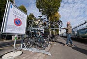 An der Zentralstrasse in Luzern hat es zunächst doppelstöckige Fahrradständer als Test gegeben. (Bild: Eveline Beerkircher)