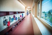 Ein Gang im Schulhaus im Grund Romanshorn. (Bild: Andrea Stalder)