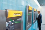 Neues Gebührenregime: Geschäftskunden zahlen neu 30 Franken pro Jahr für die Postfinance Card. (Bild: Gaetan Bally/Keystone (Bern, 16. Juli 2012)