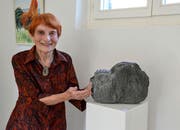 Agathe Hasler-Geiser zeigt eines von insgesamt 71 Werken, die sie derzeit in Münchwilen ausgestellt hat. (Bilder: Christoph Heer)