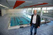 Gemeinderat Martin Mathis im neu sanierten Pestalozzi-Schwimmbad. (Bild: Corinne Glanzmann (Stans, 9. Oktober 2018))