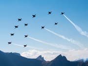 Die Piloten der Schweizer Luftwaffe demonstrierten am Mittwoch auf der Axalp im Berner Oberland ihr Können. Der Anlass lockt jedes Jahr Tausende Zuschauer an. (Bild: KEYSTONE/MARCEL BIERI)