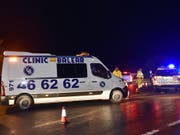 Ein Krankenwagen im Einsatz bei Sant Llorenc auf Mallorca: Nach heftigen Unwettern gab es Tote und Verletzte auf der Insel. (Bild: KEYSTONE/EPA EFE/ATIENZA)