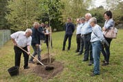 Der Bundesrat Johann Schneider-Ammann legte gleich selbst Hand an. (Bild: PD)