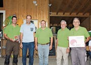 Erwin Rebmann (2. von links) zeichnet die Verantwortlichen des Baumwipfelpfades Neckertal – Christof Gantner, Res Näf, Fritz Rutz und Werner Ackermann – für ihr vorbildliches Holz-Engagement aus. (Bild: PD)