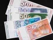 Alte Banknoten sollen weiterhin nur während 20 Jahren nach dem Rückruf umgetauscht werden können. Das will die Wirtschaftskommission des Ständerates. (Bild: KEYSTONE/GAETAN BALLY)