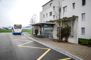 Die Bushaltestelle südlich des Eschliker Bahnhofs bleibt dank einer Intervention des Gemeinderates erhalten. Folglich kann auch die Haltestelle an der Hörnlistrasse ausgebaut werden. (Bild: Roman Scherrer)