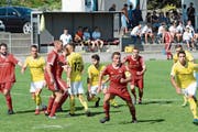 Der FC Bütschwil in den roten Tenüs gehört zu jenen Vereinen, die bisher hinter den Erwartungen geblieben sind. Noch bleiben drei Wochen, um das Punktekonto zu äufnen. (Bild: Beat Lanzendorfer)