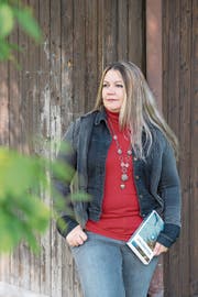 Die Luzerner Autorin Monika Mansour mit ihrem neuen Roman «Höllgrotte». (Bild: Maria Schmid (Hünenberg, 4. Oktober 2018))