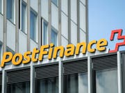 Die Postfinance führt ab dem kommenden Jahr Kontoführungsgebühren ein und verteuert weitere Dienstleistungen. (Bild: KEYSTONE/PETER SCHNEIDER)