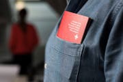 Auf der Brust nur das weisse Kreuz: Für Eingebürgerte sollen Doppelbürgerschaften verboten werden. (KEY/Christian Beutler)