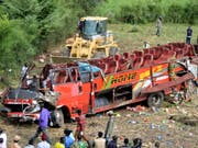 Bei einem Busunglück in Kenia sind 51 Menschen ums Leben gekommen - der Reisebus wurde beim Sturz in einen Abgrund vollständig zerstört. (Bild: KEYSTONE/EPA/STR)