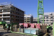 Ein eingerüstete Rohbauten der Siedlung Reutiwiesen. (Bild: Martin Rechsteiner)
