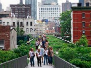 Künstler und Sänger traten auf der 2,5 Kilometer langen sogenannten High Line in New York auf. (Bild: KEYSTONE/AP/MARK LENNIHAN)