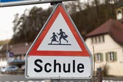 Ein Verkehrssignal deutet auf vorsichtige Fahrt hin. (Bild: KEYSTONE/Gaetan Bally)