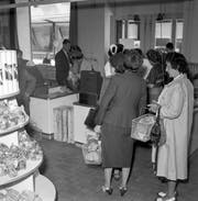 Der erste Selbstbedienungsladen der Migros in Zürich, aufgenommen im März 1948. (Bild: Keystone)