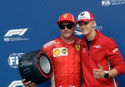 Mick Schumacher (rechts), posiert mit Ferraris Formel-1-Pilot Kimi Räikkönen. (Bild Luca Bruno/AP (Monza, 1. September 2018))