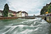 Der Wasserbau wird im Kanton neu geregelt. Im Bild das Reusswehr. (Bild: Pius Amrein, Luzern, 14. August 2015)
