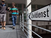 Ausbildung für die Betreuung von Behinderten am eidgenössischen Ausbildungszentrum in Schwarzenburg. Vor allem der Übertritt von ausgebildeten Armeeangehörigen in den Zivilschutz soll erschwert werden. (Bild: Keystone/MARTIN RUETSCHI)