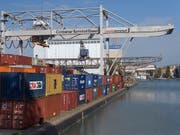Schweizer KMU rechnen damit, zum Jahresende ihre Exporte ins Ausland steigern zu können. (Bild: KEYSTONE/GEORGIOS KEFALAS)