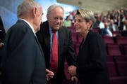 Alt Bundesrat Hans-Rudolf Merz, Bundesrat Johann Schneider-Ammann, und Ständeratspräsidentin Karin Keller-Sutter an der Olma-Eröffnung. (KEYSTONE/Gian Ehrenzeller)