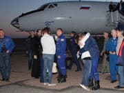 Wohlauf: US-Astronaut Nick Hague wird bei seiner Ankunft am Flughafen von Baikonur umarmt. In der Bildmitte sein russischer Kollege Alexej Owtschinin. (Bild: KEYSTONE/EPA ROSCOSMOS/ROSCOSMOS / HANDOUT)
