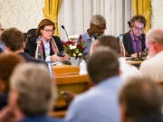 Im Kreuzfeuer der Kritik: der Gemeinderat von Vevey, insbesondere die beiden Mitglieder Michel Agnant und Jérôme Christen (Zweiter und Erster von Rechts). (Bild: KEYSTONE/JEAN-CHRISTOPHE BOTT)