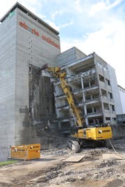 Zuerst wird das Maschinenhaus zurückgebaut, der Silo folgt am Schluss.