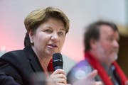 Viola Amherd wird im Wallis attackiert. (Bild: ky)