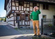 «Hoi Pepe! Grüezi Herr Lienhard!»: Der Musiker winkt vor seinem Haus an der Laubgasse Passanten zu. (Bild: Reto Martin)